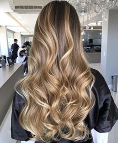 Highlights In Balayage Hair, Gold Caramel Balayage, Carmel And Blonde Balayage On Brown Hair, Balayage Hair Blonde Caramel, Golden Blonde Hair With Highlights Honey, Warm Blonde On Dark Hair, Blonde On Dark Hair Balayage, Gold Balayage Blonde, Balayage Hair For Fall