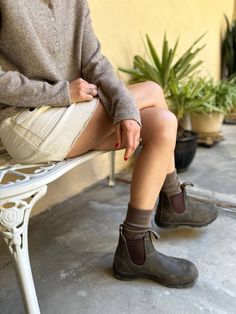 Redback Boots Outfit, Blundstone Womens Outfit, Blundstone Thermal Boots Outfit, Blundstone Fashion Woman, Blundstone 500 Women Outfit, Women’s Blundstone Boots, Blundstones And Skirts Outfit, Spring Blundstone Outfit, Blundstone All Terrain