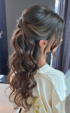 Create a stunning prom look with our easy and elegant hairstyle ideas. Explore trendy and chic styles that are perfect for your special night, ensuring you feel confident and beautiful.#fashion #aesthetic #hair #hairstyles #hairgoals #prom #promhairstyle #hairstyleinspiration #hairstylesforthinhair #haircolor #haircut Bridal Hairstyles Brown Hair, Hairdo For Bridesmaid, Prom Wavy Hair, Casual Hairstyles For Medium Hair, Wedding Hairstyles With Bangs, Quince Hair, Senior Hoco, Curled Hairstyles For Medium Hair, Bridesmaid Hair Inspo