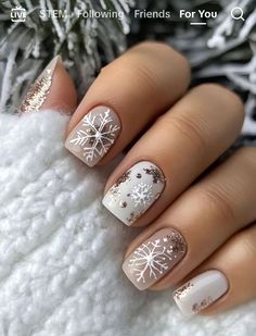 Snow Christmas Nails Winter Christmas Nails Snowflake, Short Nail Designs Holiday, Snowflake Gel Nail Designs, Festive Winter Nails, Winter Nails Ideas Short, Winter Nail Designs Short, Snowflake Nails Short, Short Holiday Nails Christmas, Short Xmas Nails