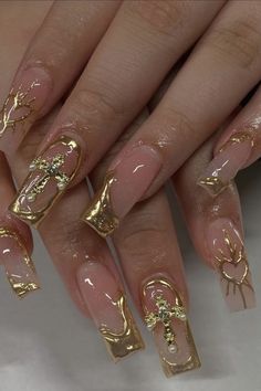 Square Acrylic Nails Gold, Grad Nails Acrylic, Short Nails Gold, Nails With Gold Details, Cute Brown Nails, Acrylic Nails With Gold, Nail Inspo Gold, Trendy Short Nail Designs, Gold Chrome Nails