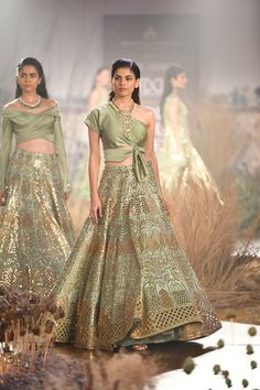 Lehenga Golden, Indian Wedding Gowns, Golden Embroidery, Lehnga Dress, Lehenga Blouse Designs, Mint Green Color, Lehenga Choli Online