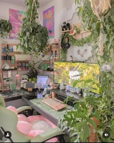 Green naturalplant desk area aesthetic green bedroom Green Gaming Room Setup, Fairy Pc Setup, Studio Ghibli Inspired House, Boho Pc Setup, Cozy Clean Aesthetic, Plant Gaming Setup, Green Gamer Aesthetic, Aesthetic Desk Set Up, Study Room Decor Aesthetic