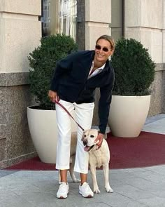 a woman with a pet in the style of old money Mom Aesthetic Outfit, Estilo Preppy, Old Money Style, Sporty And Rich, Old Money Aesthetic, Looks Chic, Sporty Outfits, Classic Outfits