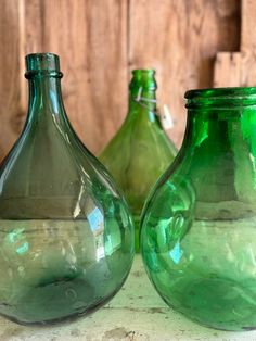 Choose from the drop-down menu; 👉🏻Vintage Italian to preserve wine heavy green demijohn with cap original articulated, slightly out of shape and not perfectly round, small imperfections such as bubbles, has scratches on the belly, has no cracks, overall well preserved measures approximately 32cm high weighs 1,420kg 👉🏻Vintage Italian round green demijohn for wine Has light wear and a few scratches, small bubbles, overall Well preserved with no fractures or significant defects. Beautiful as a Decor Above Cabinets, Above Cabinets, Bottle Garden, Silhouette Painting, Glass Jug, Terrarium Diy, Olive Oil Bottles, Italian Wine, Oil Bottle