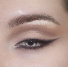 Pinterest • 𝑨𝒊𝒎𝔰𝒕𝒚𝒍𝒆 Evening Eye Makeup, Bold Eye Makeup, Eyebrow Makeup Tips, Eye Makeup Ideas, Beautiful Eye Makeup, Eye Makeup Designs, Makeup Eye Looks, Creative Eye Makeup