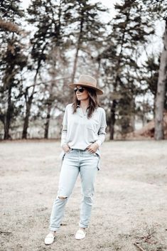 Hat Season #hatseason #fedorahat #lackofcoloraus #agoldejeans #springstyle #springoutfit #styleideas #outfitideasforwomen #neutraloutfits #chicstyel #styleover30 #outfitideas Fall Fasion, Hats Cute, Hats Beach, Floppy Hats, Beach Hats, Agolde Jeans, Nordstrom Sale, Soft Hats, Straw Hats