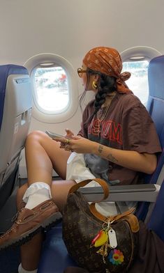 Airport Chic Outfit Summer, Capetown Outfit Ideas, Beach In December Outfits, 2025 Fashion Trends Summer, Frankie Bergstein Aesthetic, Vietnam Outfit Ideas, Thailand Outfit Ideas, Aesthetic Travel Outfit, Layered Outfits Aesthetic