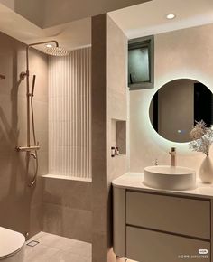 Beige Toilet Bathroom Ideas, Beige Small Bathroom, Water Closet Ideas, Cozy Small Bathroom, Small Bathroom Makeover Ideas, Minimalist Toilets, Bathroom Makeover Ideas, Black Tile Bathrooms, Modern Japandi