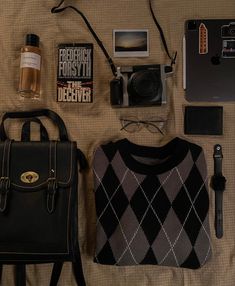 Dark Academia Essentials, Old Money Bags, Dark Academia Bag, Everyday Bag Essentials, School Bag Essentials, Inside My Bag, Dark Academy, Girls Diary, Downtown Outfits