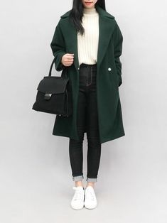 18 Outfits para las que necesitan verse diferentes este 2018 Winter Sneakers Outfit, Winter Mode Outfits, Trendy Winter Fashion, Fall Fashion Coats, Korean Fashion Trends, Pinterest Outfits, Green Coat, Plaid Skirt, Fashion Korean