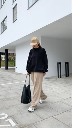 Chic Yoga Pants Outfit, Japanese Fall Fashion, York Outfits, Japan Outfits, Stile Hijab, Minimalist Closet, Wardrobe Refresh, Beige Pants, Hip Hop Outfits