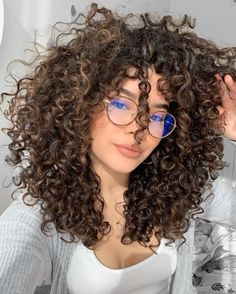 Long bob cacheado: 120 fotos para você apostar no corte do momento Woman With Glasses, Spiral Perm, Beautiful Curly Hair, Curly Hair Inspiration, Beautiful Curls, Permed Hairstyles, Curly Hair Care, Curly Hair Cuts, Long Bob