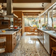 Mid-century modern kitchen with flooring in terrazzo, hardwood, or linoleum that anchors the space and adds character4 Kitchen Blueprints, Midcentury Kitchen, Mid Century Remodel, Mcm Kitchen, Kitchen Guide, Mid Century Modern Kitchen, Mid Century Kitchen, Kitchen Dinning, Mid Century Modern House