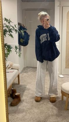 Baggy Sweatshirt Outfit Aesthetic, Hoodie Comfy Outfit, Outfit Idea With Sweatpants, Ugg And Sweatpants Outfit, Outfits With Hoodies Casual, Comfy Cute Outfits Sweatpants, Lazy Hoodie Outfit, Comfy Grocery Shopping Outfit, Cozy Baggy Outfits