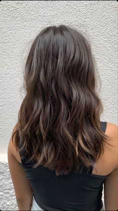 Brown Hair Inspo Brunettes Short, Medium Brown Deminsional Hair, Wavy Brown Hair Medium Length, Hair Cuts For Brunettes Mid Length, Medium Length Brown Hair With Lowlights, Mom Chop Hair Brunette, Chocolate Brown Hair Mid Length, Haircut Inspo Medium Length, Mid Length Chocolate Brown Hair