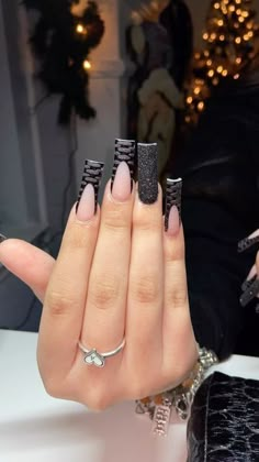 Black Glam Nails, Prom Things, Black Acrylic Nail Designs, Xv Ideas, Acrylic Nail Designs Coffin, Black Nails With Glitter, Long Acrylic Nail Designs