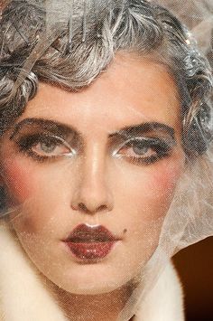 Makeup Runway, 20s Makeup, Editorial Make-up, Look Gatsby, 1920s Makeup, Fashion Editorial Makeup, Drag Make-up, 1920s Hair, Mode Editorials