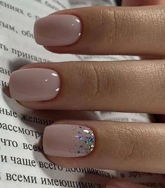 Nails Nude Cortas, Ideas Para Uñas Cortas, Sparkly Manicure, Halloweenský Makeup, Unghie Sfumate, Short Gel Nails, Subtle Nails, Glitter Gel Nails