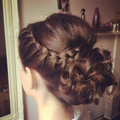 Acho chiquérrimo! Tão cara de casamento tradicional! E quando aquele véu enooorme vai saindo logo debaixo do coque e se esparramando pelo tapete? Lindo... Coque é o meu penteado oficial de convidad... Plaits Hairstyles, Up Dos, Low Bun, Hair Up Styles, Fancy Hairstyles, Wedding Hair And Makeup, Homecoming Hairstyles, Bridesmaid Hair