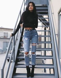 Find More at => http://feedproxy.google.com/~r/amazingoutfits/~3/N-kcLlm09i8/AmazingOutfits.page Movie Date Outfit, Boyfriend Jeans Outfit, Ripped Jeans Outfit, Movie Date, Fest Outfits, Pullover Mode, Stylish Winter Outfits, Boyfriend Jean, Date Outfit