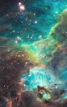 an image of some very pretty stars in the sky with green and blue colors on it