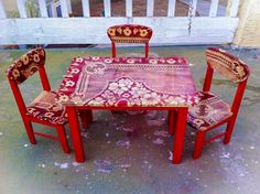 two pictures of a table with chairs and rugs on the floor next to each other