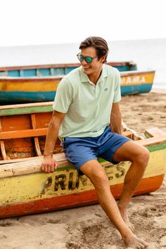 Men At Beach, Beachy Outfits Aesthetic, Aesthetic Beachy, Plus Size Posing, Preppy Boys, Beachy Outfits, Hawaii Outfits, Preppy Clothes, Men Photoshoot