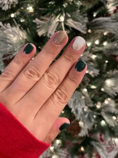 Green And White Nails Christmas, Neutral Christmas Nails Gel, Classy Nye Nails, Christmas Nails Sns Powder, Winter Gold Nails, Dip Nails Christmas Ideas, Neutral Christmas Nails Acrylic, Green Gold And White Nails, Green White And Gold Nails