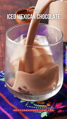 Sweet and refreshing this Mexican chocolate served over ice, it's the perfect way to cool down on a hot summer day, or to simply satisfy your chocolate cravings. How To Make Mangonada, Hot Drink Recipes, Mexican Drink Recipes, Watermelon Agua Fresca, Mexican Christmas, Christmas Punch, Mexican Hot Chocolate, Agua Fresca, Easy Mexican