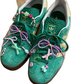 Sneakers Decoration, Adidas Gazelle Green, Green Adidas Shoes, Samba Shoes, Diy Sneakers, Shoe Crafts, Decorated Shoes, Festival Looks, Green Shoes