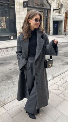 Modest Corporate Fashion, 2023 Corporate Fashion, Autumn Outfits Coat, Classy Guy Outfits, Winter Corporate Fashion, Parisian Style Winter Chic, Winteroutfits Chic, Long Wool Coat Outfit, Winter Fashion Outfits Classy