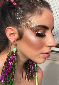 Mardi Gras Makeup Glitter, Make Glitter Carnaval, Glitter Bar Party, Masquerade Mask Makeup, Carnaval Makeup, Bohemian Makeup