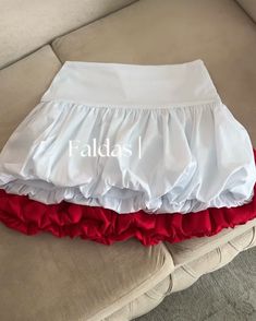 La tendencia que tiene revolucionado todo este 2024, las falda globos que son el Must Have de la temporada, disponible ahora también en blanca y roja. Birthday 21, Casual Oufits, September 17, Diy Dress, Estilo Boho, Fashion Boutique, Jogging, Boho Chic, Macrame