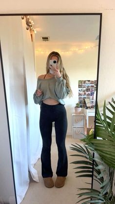 Flare Leggings Outfit Not Basic, Flare Leggings And Cardigan Outfit, Cardigan And Flare Leggings, Cute Flare Black Leggings, College Outfits Flare Leggings, Girl Sweatpants, Cute Sweatpants, Autumn Fits, Simple Fits