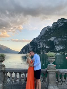 In Italy with your soulmate, couplephoto, couple in italy, ily, lake Garda, lago di garda, ootd Lake Como Couple Photoshoot, Lake Garda Aesthetic, Lake Como Photo Ideas, Couple In Italy, Italy Summer Aesthetic, Como Lake Italy, Holiday In Italy