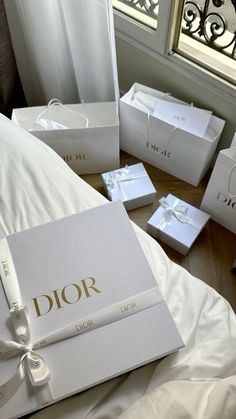 pinterest: hezzprice Envelope Stuffing, Dior Gift, Dior Wallpaper, Dior Store, Dior Aesthetic, Dior Girl, Store Interiors, Dior Makeup, Dior Beauty