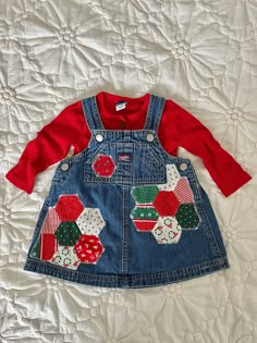 Adorable reworked baby Old Navy jean dress with quilted patches.  Size 6-12 months. Christmas fabric used is vintage! Shirt pictured not included. Thrifted Baby Outfits, Vintage Baby Outfits, Thrifted Baby Clothes, Baby Clothes Vintage, Baby Girl Hairstyles Curly, Vintage Toddler Clothes, Vintage Kids Clothes, Kids Overalls, Vintage Baby Clothes