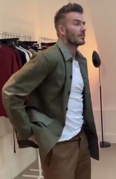 Beckham Haircut, David Beckham Hairstyle, Chic Outfits Edgy, Beckham Hair, Dapper Gentleman Style, Mens Work Outfits