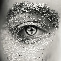 sparkle Make Up Designs, Festival Make Up, Foto Art, Glitter Eyes, Makati, Sparkles Glitter, Eye Art, An Eye