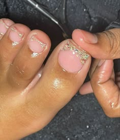 Short Gold Acrylic Nails, Elegant Pedicure, Instagram Overlay, Pedicure Trends, Gold Toe Nails, Spongebob Pics, Shape Nails, Gel Toe Nails, Acrylic Toes