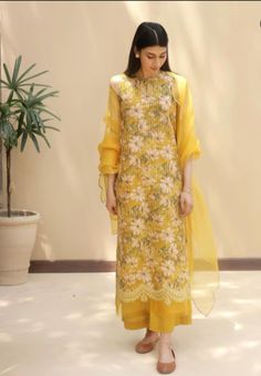 Simple Dress Stylish Kurtis Design, Simple Kurti Designs, Long Kurti Designs, Casual Indian Fashion, Desi Fashion Casual, Outfit For Women, Chique Outfits