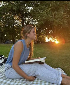 Spring Teacher Outfits, Classroom Style, Foto Poses, Reading A Book, Granola Girl, Spring Vibes, Teacher Outfits, American Beauty, Summer Feeling