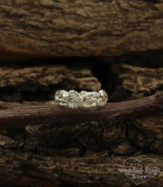 How beautiful the wildlife reflected in the jewelry. The intricately detailed sculpted oak leaves on a branch make this wedding ring so unique and meaningful. The oak is a symbol of nobility and longevity. It's the perfect gift for nature lovers. Branch Wedding Ring, Branch Wedding Band, Oak Branch, Wedding Ring Unique, Nature Inspired Engagement Ring, Silver Oak, Rustic Rings, Branch Ring, Nature Ring