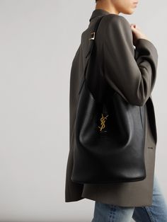 Anthony Vaccarello unveiled the original 'Le 5 à 7' bag at SAINT LAURENT's Spring '21 show - it became an instant classic. Marrying a timeless aesthetic with modern practicality, this large version is made from naturally grained leather and embellished simply with 'Cassandre' hardware that doubles as the fastening. All Saints Fashion, Ysl Bag Aesthetic, Hobo Bag Outfit, Large Leather Tote Bag, Bag Aesthetic, Timeless Aesthetic, Anthony Vaccarello, Bags Aesthetic, Top Designer Brands