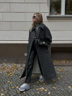 Lederhosen Outfit, New Balance Outfit, Gray Coat, Winter Fashion Outfits Casual, Looks Party, Paris Outfits, Mode Inspo