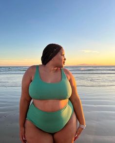 Beach Picture Ideas Plus Size, Ig Poses Plus Size, Pool Picture Ideas Instagram Plus Size, Vacation Picture Ideas Plus Size, Plus Size Bathing Suit Poses, Plus Size Beach Photos, Beach Pictures Plus Size, Plus Size Beach Pics