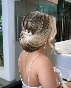 Hair Bun Design, Bridal Hairdos, Vintage Wedding Hairstyles, Bridal Hair Down, Wedding Bun, Elegant Updos, Bridal Hair Buns, Vintage Wedding Hair