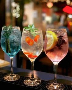 /receitas /receitas faceis /sem alcool /sem alcool para festa /fake story /easthetic /de frutas /com gin /alcoolico /para festa #drink #drinks #beer #bar #brazil #food #cerveja #brasil #instagood #cocktails #cocktail #bartender #chopp #love #breja #friends #cheers #photooftheday #caipirinha #mixology #beach #cerveza #happyhour #instafood #praia #cachaça #night #boteco #drinking #gin Lemonade Slushies, Colorful Drinks, Lemonade Drinks, Fruit Drinks, Drink Menu, Alcohol Recipes