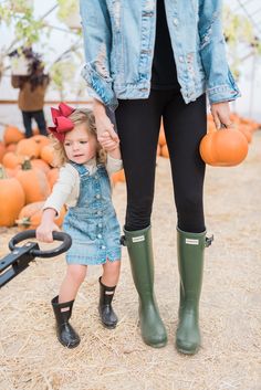 Pumpkin Patch Outfit Family Matching, Pumpkin Patch Outfit Ideas For Family, Toddler Rain Boots Outfit, Toddler Pumpkin Patch Photos, Toddler Girl Pumpkin Patch Outfit, Baby Girl Pumpkin Patch Outfit, Pumpkin Patch Photoshoot Kids, Toddler Pumpkin Patch Outfit, Family Pumpkin Patch Pictures